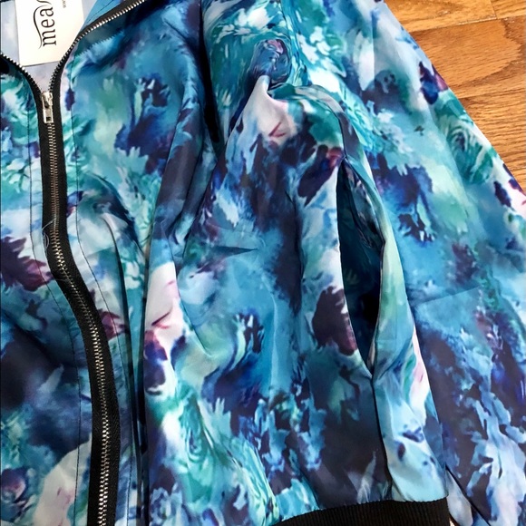 Meaner Lightweight Windbreaker with Hood Size Medium - Picture 10 of 13